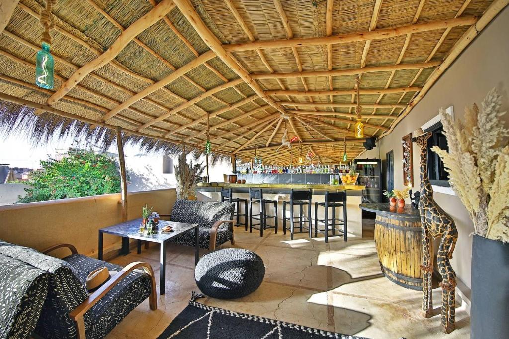 d'une terrasse avec un bar, des chaises et une table. dans l'établissement Riad Anyssates, à Marrakech
