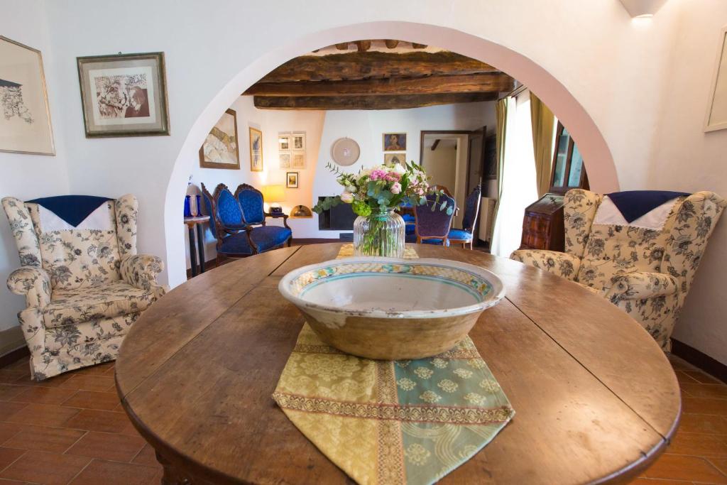 une salle à manger avec une table et des chaises en bois dans l'établissement Villa Giorgia, à San Gimignano