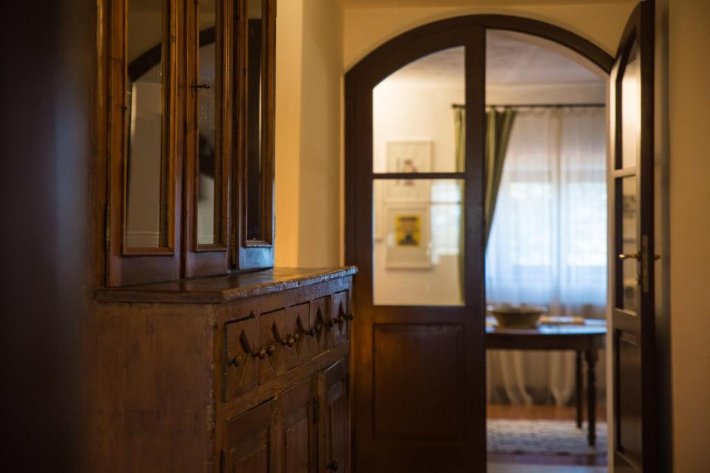 Cette chambre comprend une commode en bois et un miroir. dans l'établissement Villa Giorgia, à San Gimignano