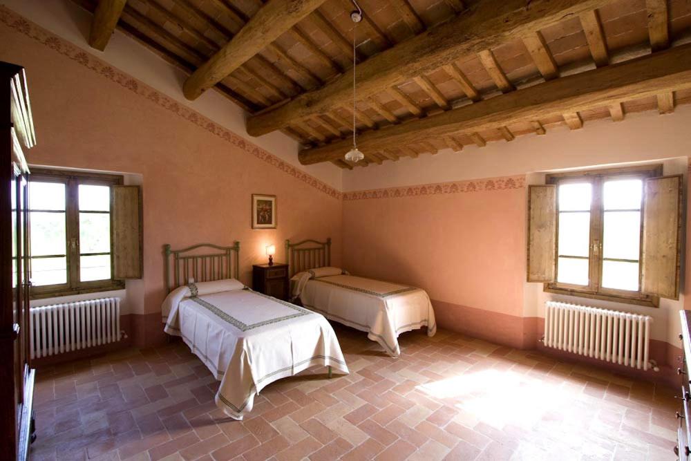 une chambre avec deux lits et deux fenêtres dans l'établissement Villa Il Cigno, à Brisighella 42 autres photos