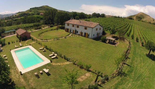- une vue aérienne sur un grand domaine avec une piscine dans l'établissement Villa Il Cigno, à Brisighella