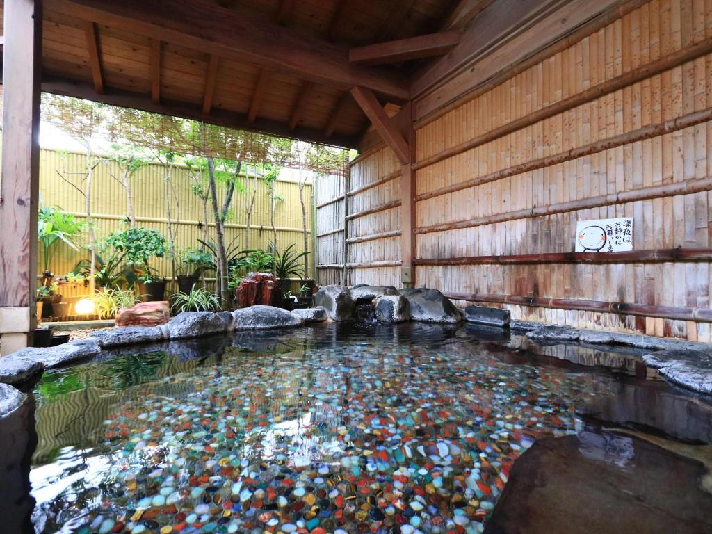 une piscine remplie de beaucoup de déchets dans un immeuble dans l'établissement ふかべ, à Itō