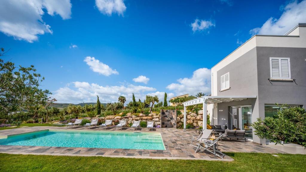 une villa avec piscine et une maison dans l'établissement DAMA DEI VENTI 6&2, Emma Villas, à Castellammare del Golfo