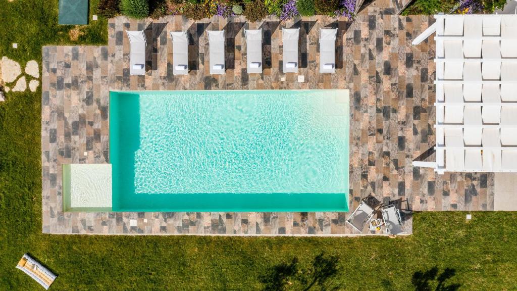 - une vue sur la piscine située à côté d'une maison dans l'établissement DAMA DEI VENTI 6&2, Emma Villas, à Castellammare del Golfo 34 autres photos