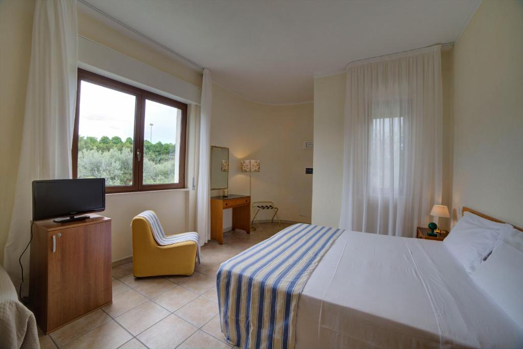 une chambre avec un lit, une télévision et une fenêtre dans l'établissement Hotel Sporting, à Vasto