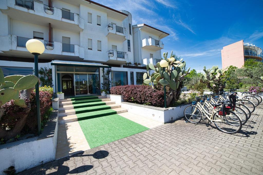 un bâtiment avec des vélos garés devant lui dans l'établissement Hotel Sporting, à Vasto