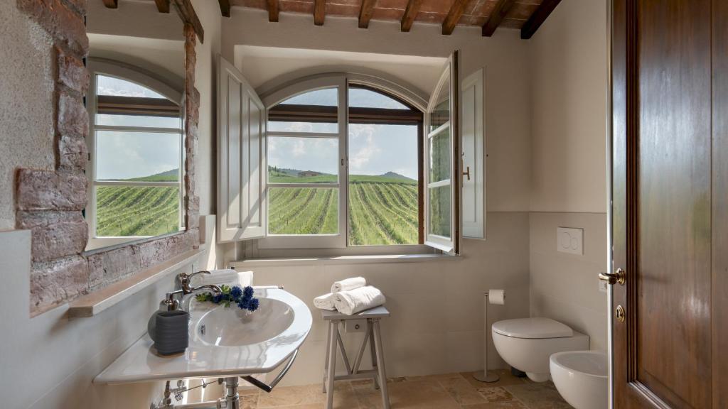 une salle de bain avec un lavabo et une fenêtre dans l'établissement LE COLOMBELLINE 12, Emma Villas, à Montepulciano