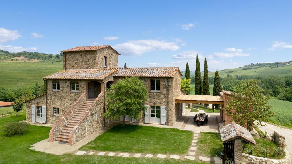 - une vue aérienne sur une grande maison en pierre dans l'établissement LE COLOMBELLINE 12, Emma Villas, à Montepulciano