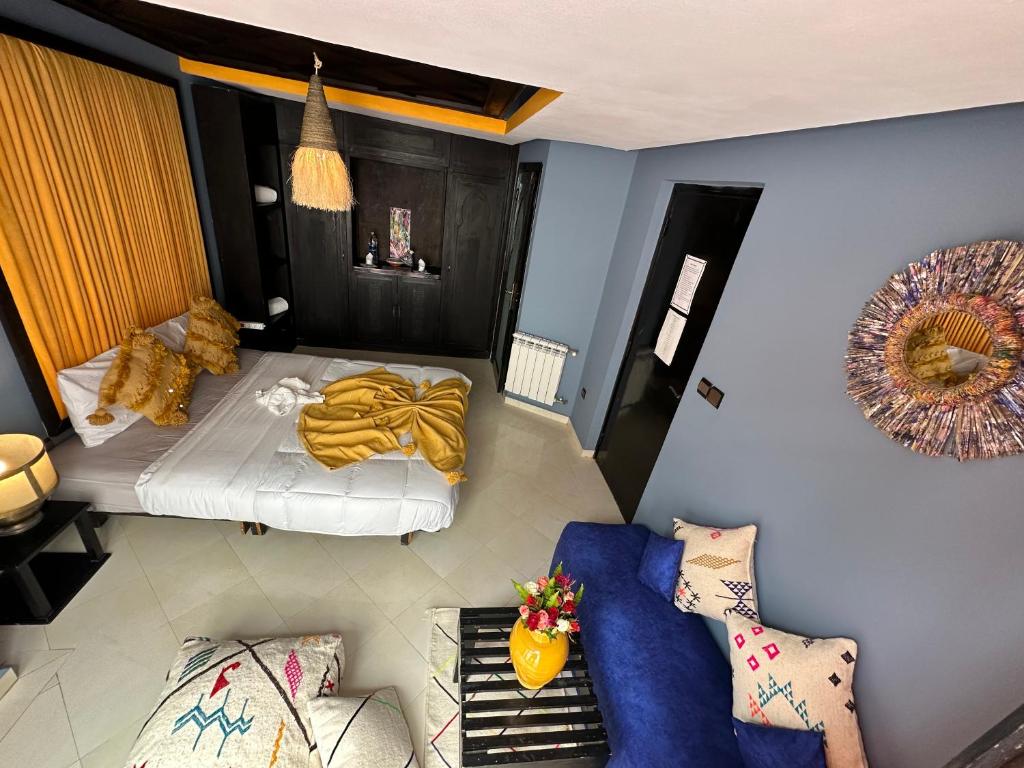Cette chambre avec vue dispose d'un lit et d'un canapé. dans l'établissement Riad 7 Pierres, à Essaouira 32 autres photos