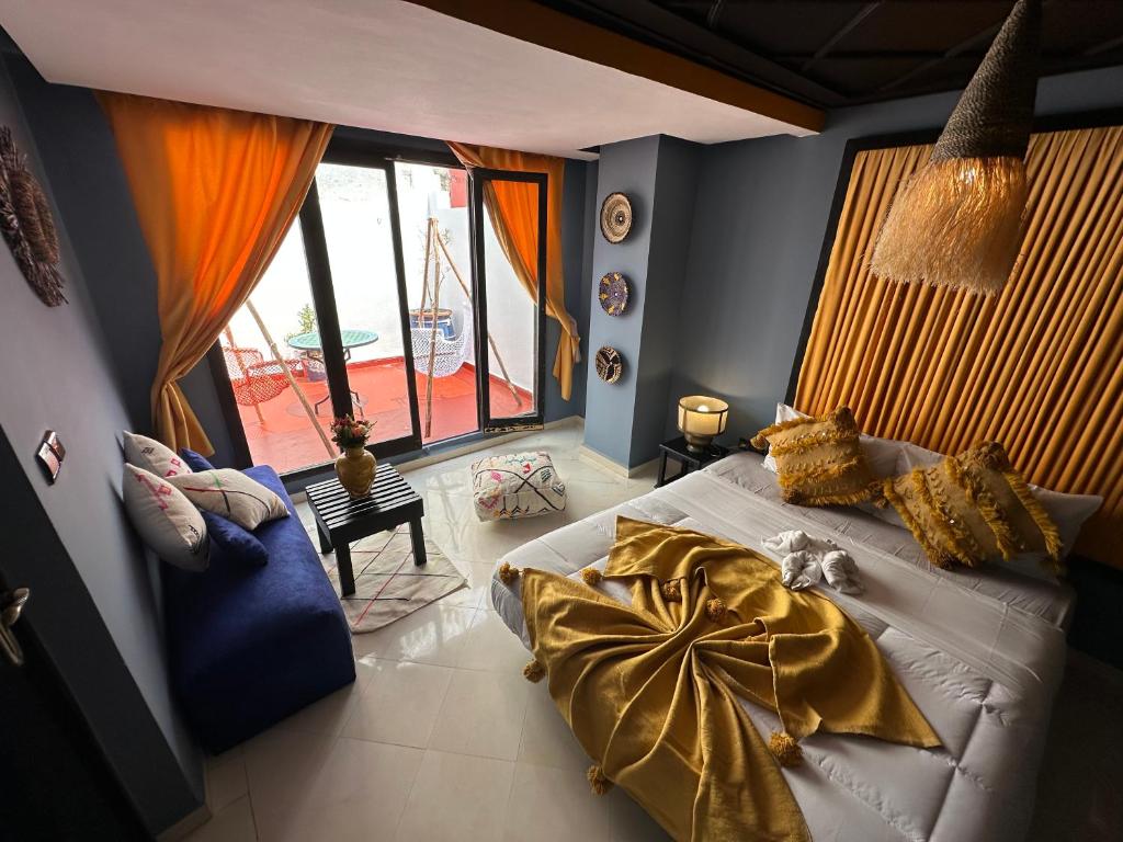 une chambre avec un lit et une grande fenêtre dans l'établissement Riad 7 Pierres, à Essaouira