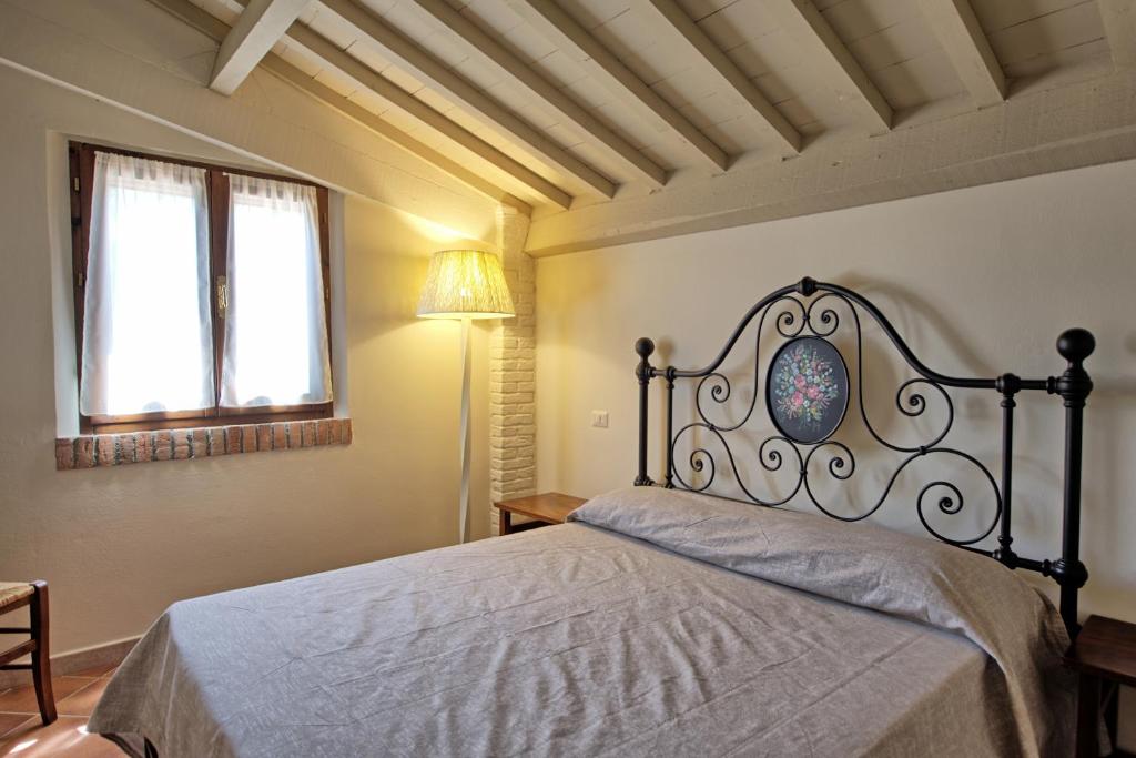 - une chambre avec un lit et une tête de lit en fer forgé dans l'établissement Cuccardino by PosarelliVillas, à Bibbona 11 autres photos