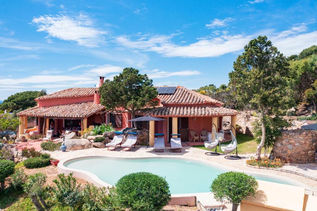 une image d'une maison avec piscine dans l'établissement VILLA ANTARES, à Torre delle Stelle