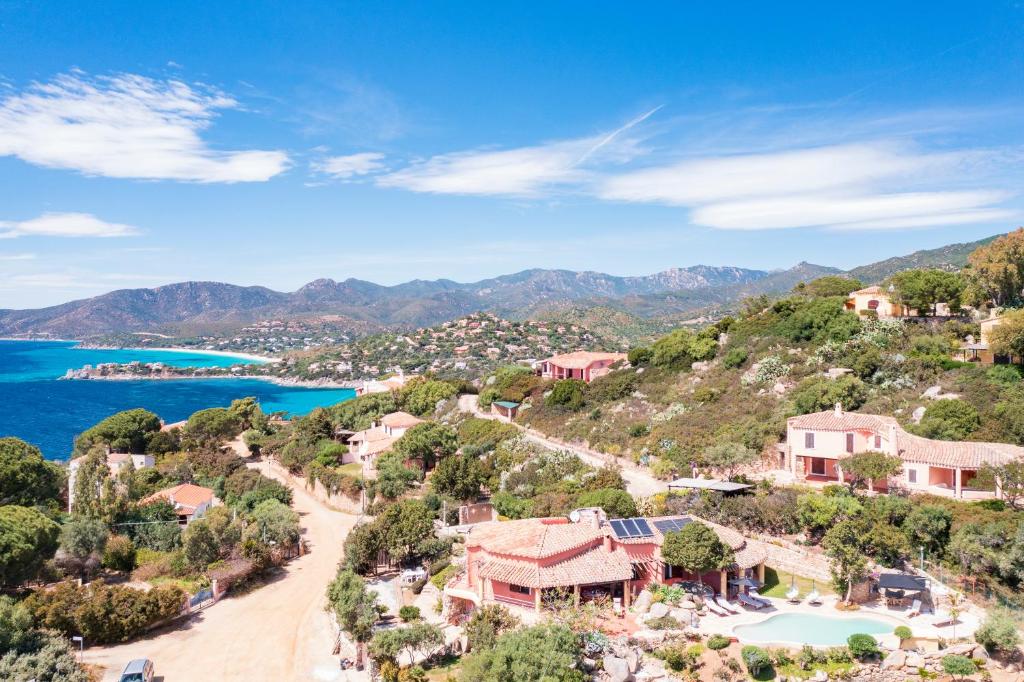 - une vue aérienne sur une maison sur une colline avec une plage dans l'établissement VILLA ANTARES, à Torre delle Stelle
