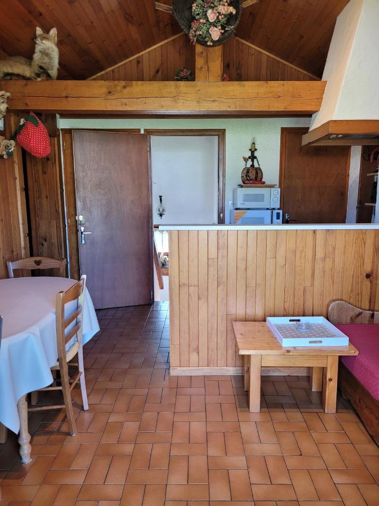 une salle à manger avec une table et une cuisine dans l'établissement Chalet Le Starfu, à Crest-Voland