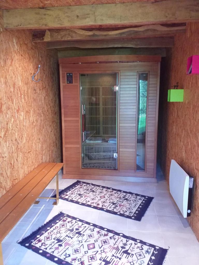 Cette chambre comprend une porte, une table et une fenêtre. dans l'établissement Bulle sous les étoiles, à La Saunière