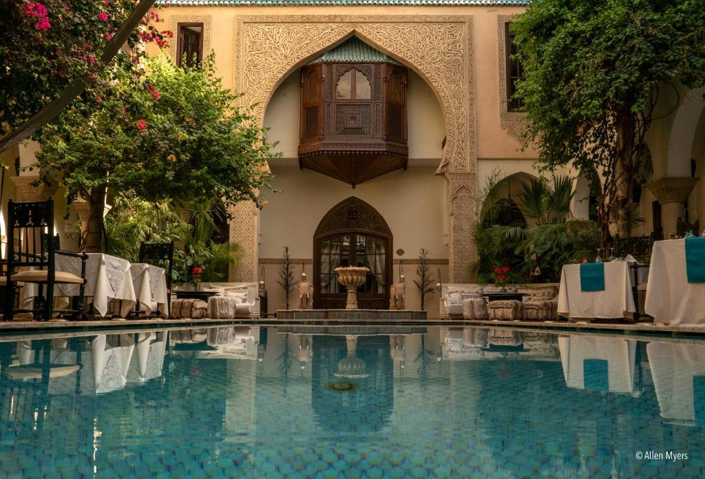 une piscine devant un immeuble dans l'établissement Demeures d'Orient Riad & Spa, à Marrakech