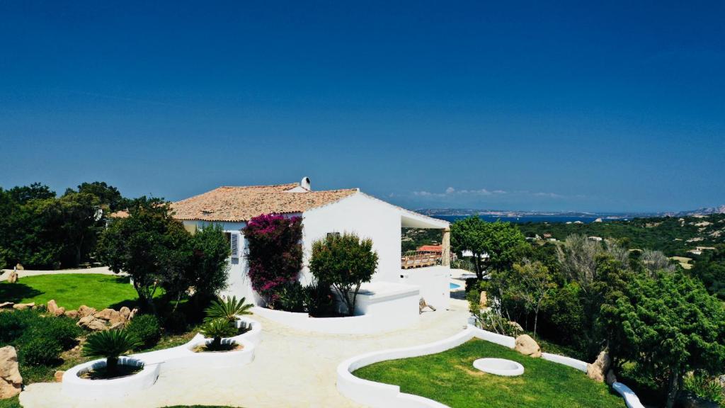 une vue aérienne d'une maison avec un jardin dans l'établissement Smeralda Oasis, à Arzachena