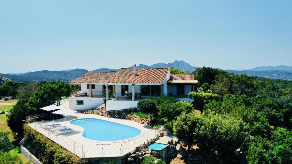 une vue aérienne d'une villa avec piscine dans l'établissement Smeralda Oasis, à Arzachena