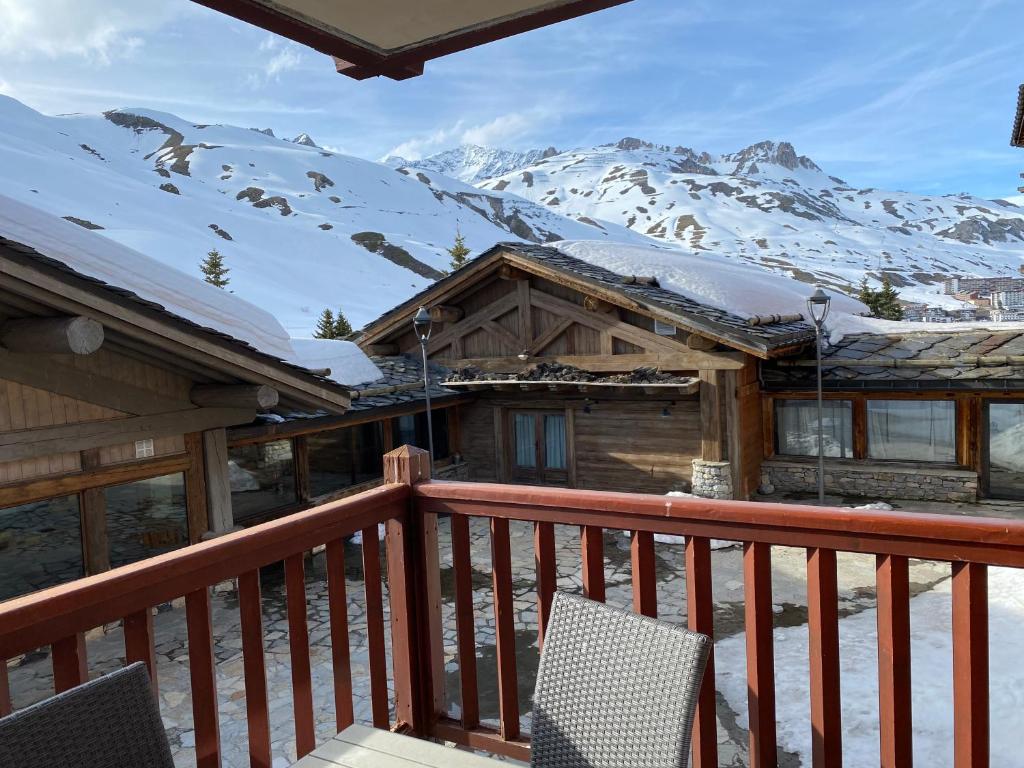 Cette maison dispose d'un balcon avec des montagnes enneigées. dans l'établissement Tignes-8-10 personnes-4 chambres-parking, à Tignes
