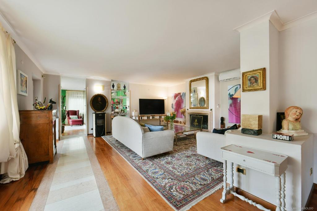 - un salon avec un canapé blanc et un piano dans l'établissement Villa Isidoro ampio parco ,piscina privata, arte e giochi , fitness, à Vérone