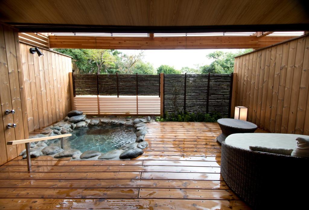 d'une terrasse avec un bain à remous au milieu d'une cour. dans l'établissement ABBA Resorts Izu - Zagyosoh, à Itō