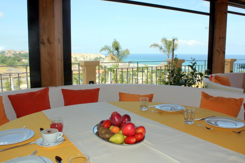 une table avec un bol de fruits dessus dans l'établissement Hotel Residence Piccolo, à Parghelia
