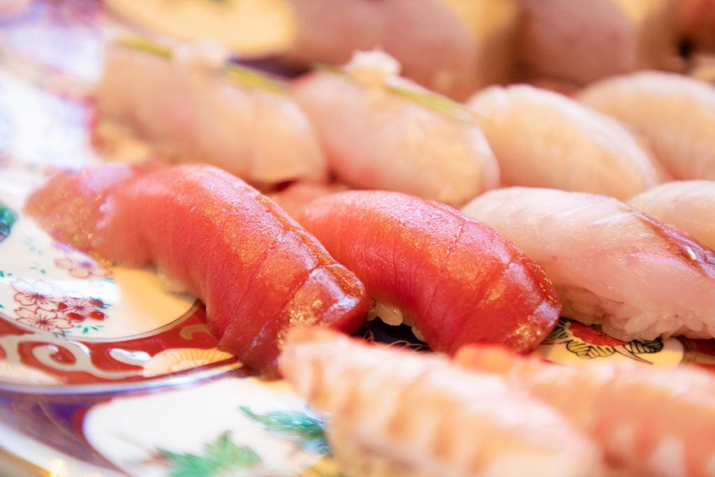 un tas de nourriture dans une assiette dans l'établissement Toriizaki Club Sushi Auberge, à Kisarazu