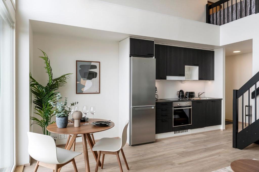 Loft apartment with lake views 4