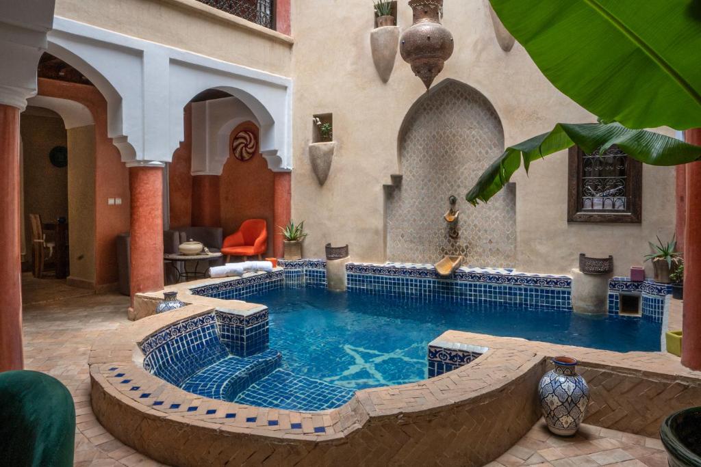 - une grande piscine dans un bâtiment avec piscine dans l'établissement Riad Le Plein Sud, à Marrakech