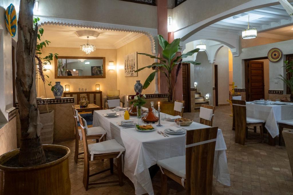 une salle à manger avec une table et des chaises dans un restaurant dans l'établissement Riad Le Plein Sud, à Marrakech