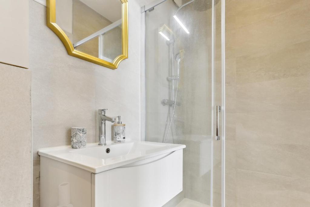 Modern cosy flat in Versailles 3