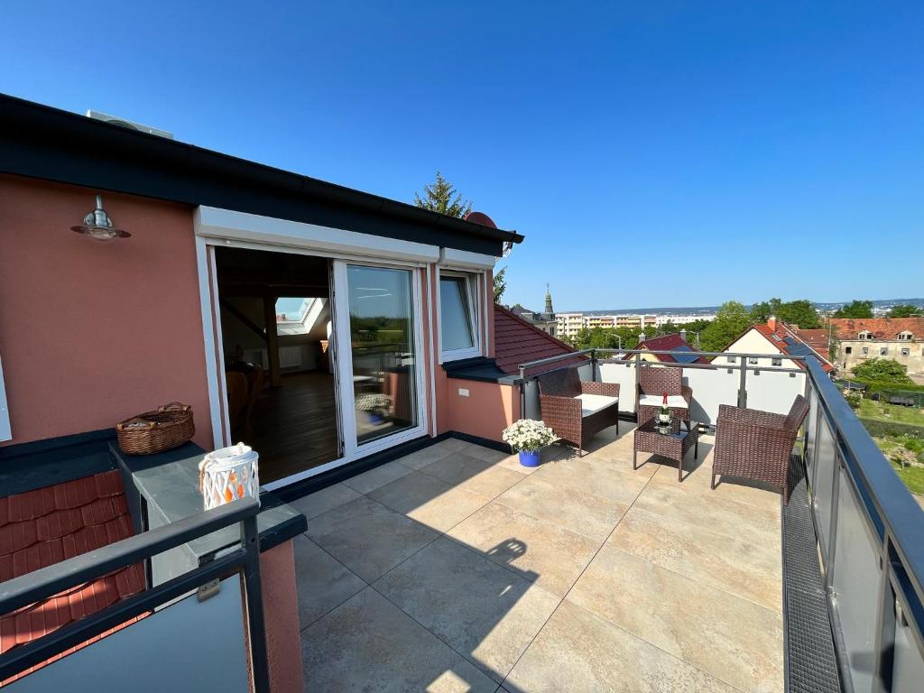 Apartmenthaus Landeskrone Dresden für Gruppen bis 20 Personen, 2 Wohnungen, Sauna, Dachterrasse & Garten 2