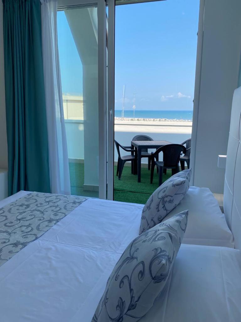 une chambre avec un lit et une vue sur l'océan dans l'établissement Hotel Bahia, à Caorle