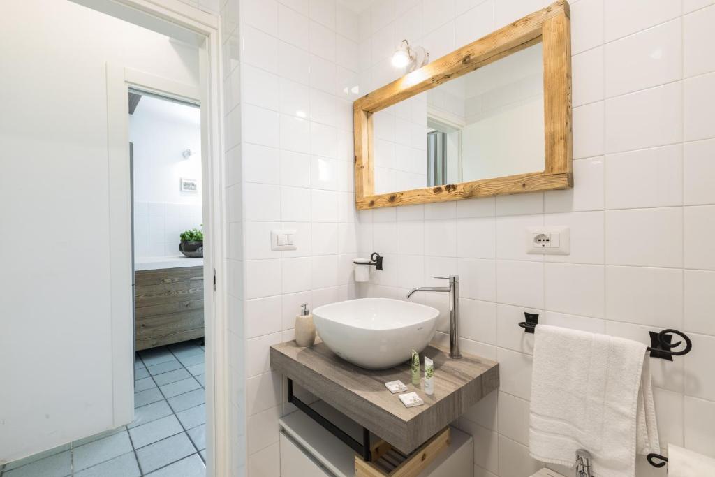 une salle de bain avec un lavabo et un miroir dans l'établissement New Villa Filara with Sea view Pool, à Specchiolla