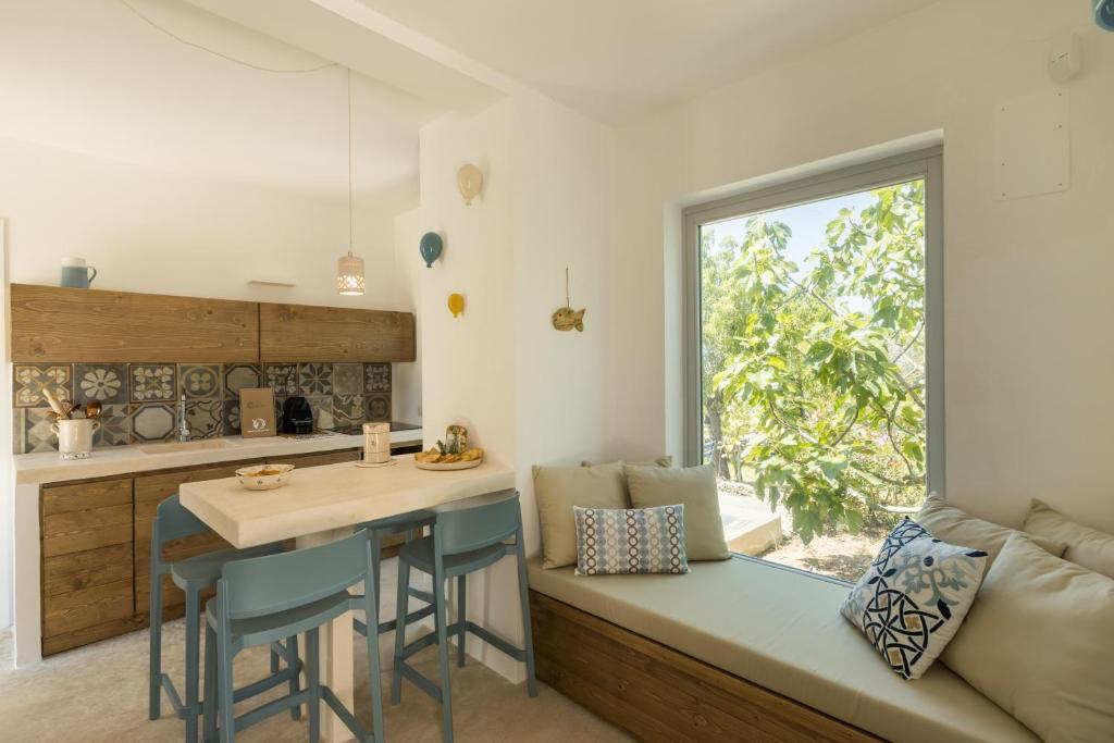 une cuisine avec un canapé, une table et une fenêtre dans l'établissement New Villa Filara with Sea view Pool, à Specchiolla
