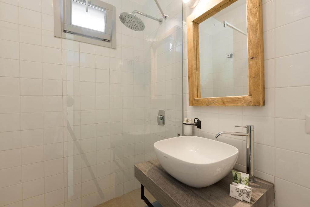 une salle de bain blanche avec un lavabo et un miroir dans l'établissement New Villa Filara with Sea view Pool, à Specchiolla 37 autres photos