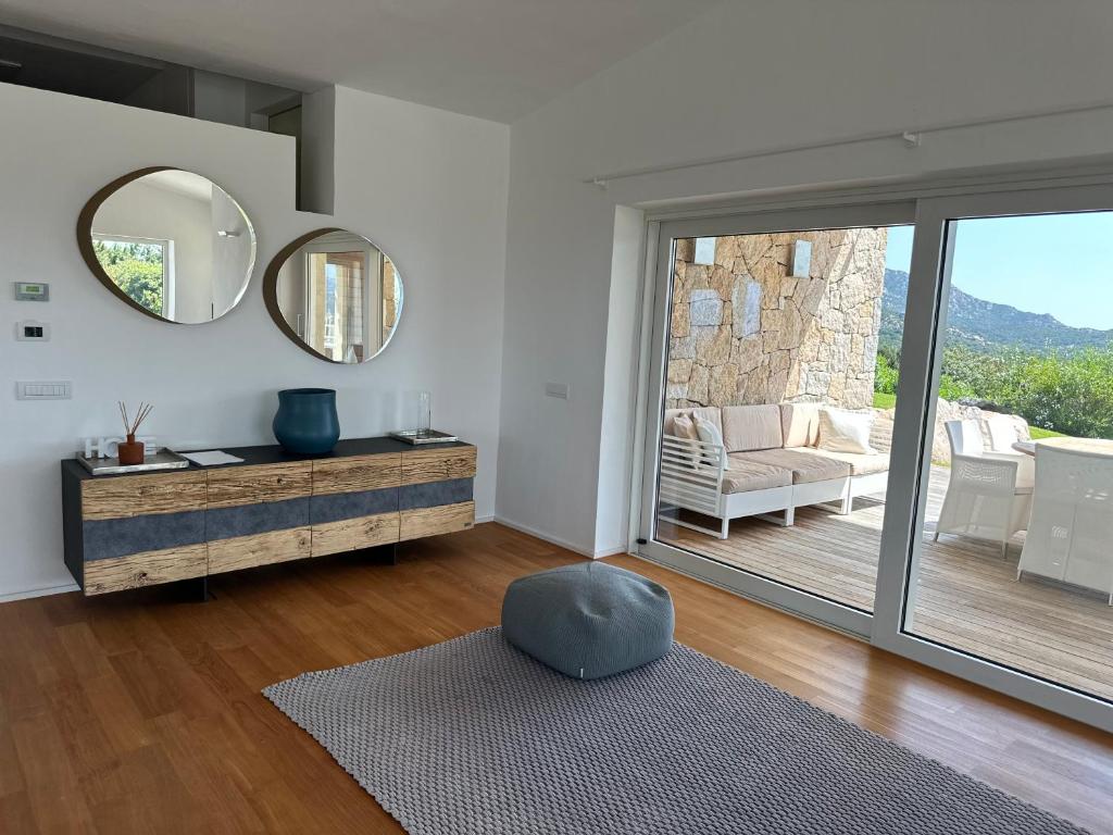 - un salon avec une table et un miroir dans l'établissement Villa with pool and panoramic view Costa Smeralda, à Abbiadori 39 autres photos