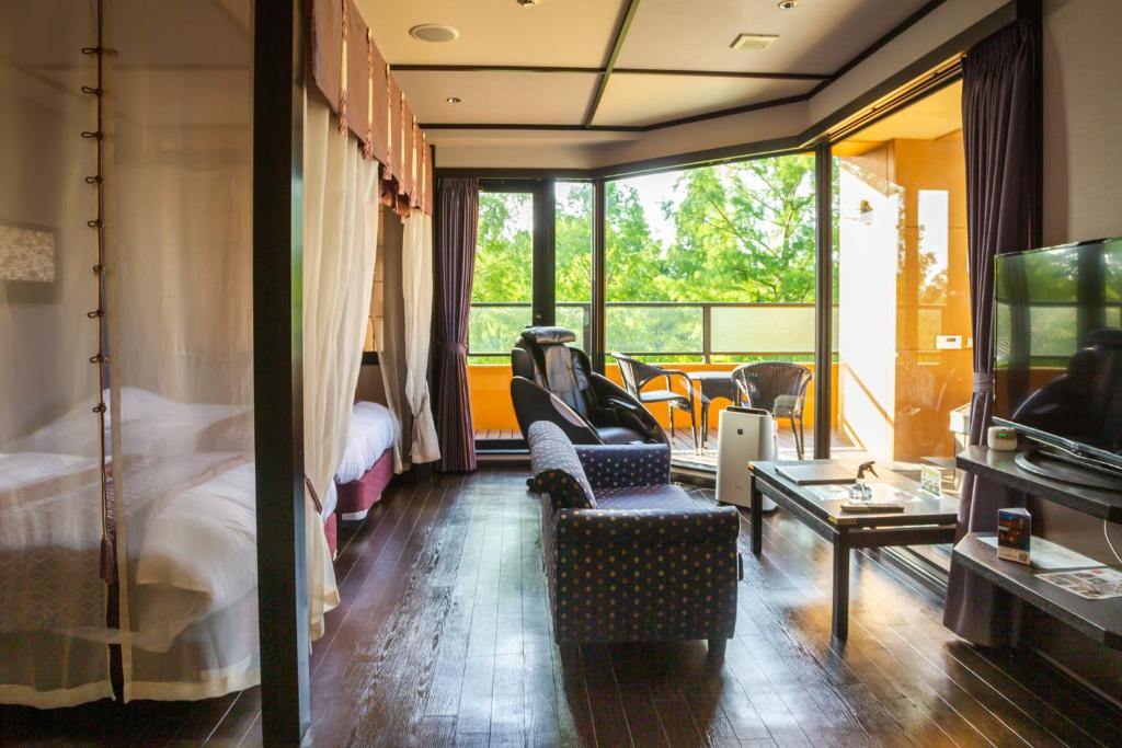 une chambre d'hôtel avec un lit et une télévision dans l'établissement Saiou no Miya, à Ise 37 autres photos