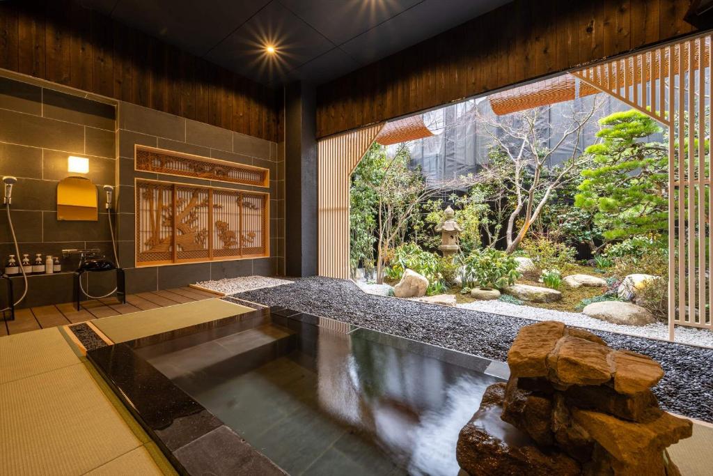 une chambre avec un étang au milieu d'une maison dans l'établissement Yumura Onsen MIDORIYA, à Yumura