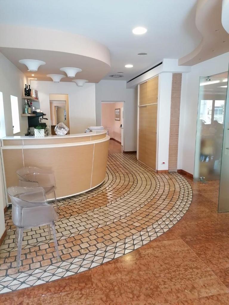 un hall vide avec un tapis rond sur le sol dans l'établissement Ristorante Hotel Lucia - 100 mt dal mare, à Giulianova