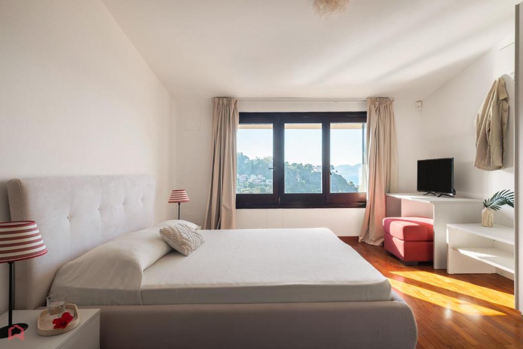une chambre blanche avec un lit et une fenêtre dans l'établissement Stunning seaview villa, à Altavilla Milicia 49 autres photos