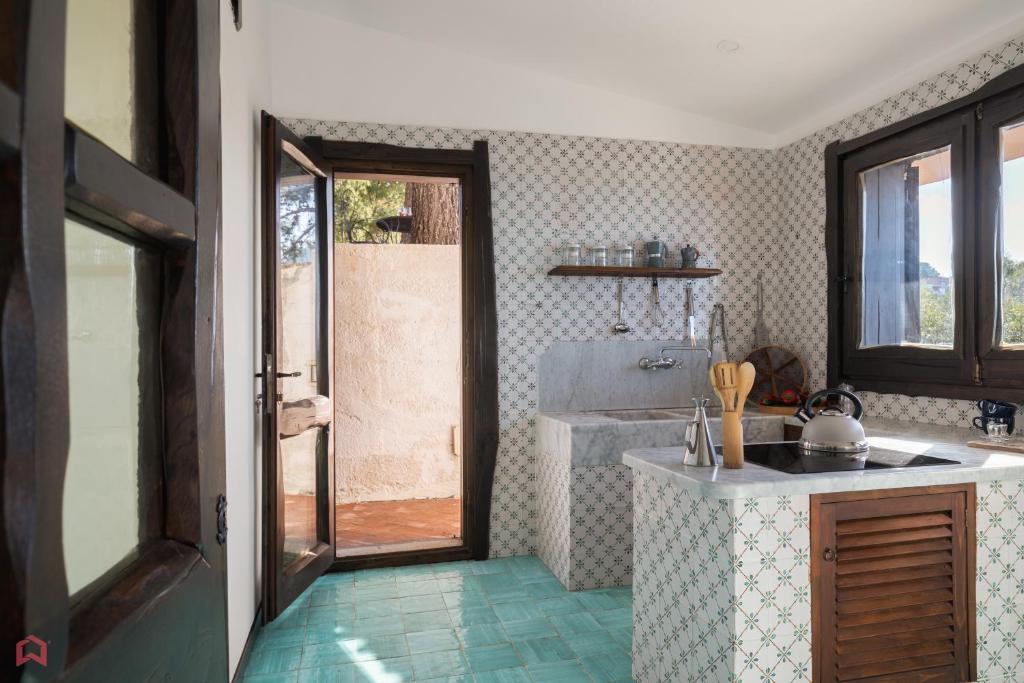 une cuisine avec un évier et un plan de travail dans l'établissement Stunning seaview villa, à Altavilla Milicia