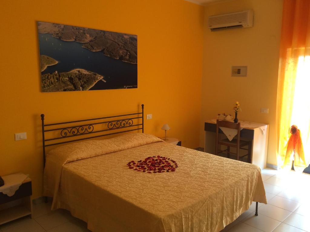 - une chambre avec un lit aux murs orange dans l'établissement Hotel Mariagrazia, à Calopezzati 81 autres photos