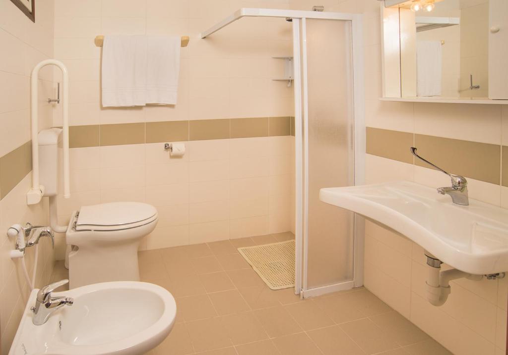 une salle de bain avec toilettes et lavabo dans l'établissement Hotel Antille e Azzorre, à Lido di Jesolo 37 autres photos