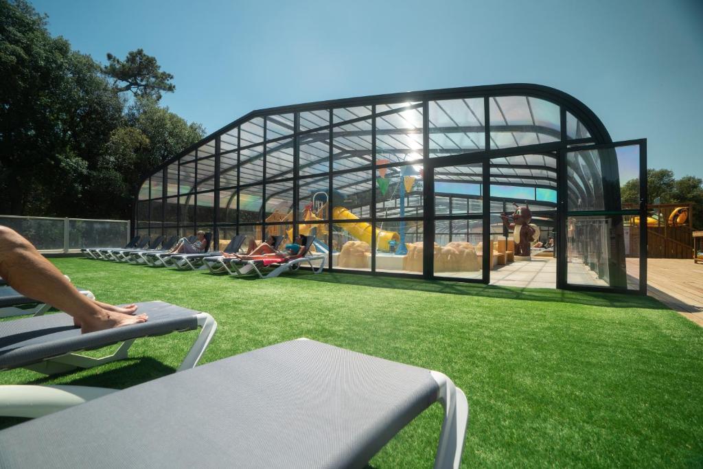 Photo de la galerie de l'établissement Camping Le Petit Rocher, à Longeville-sur-Mer 52 autres photos