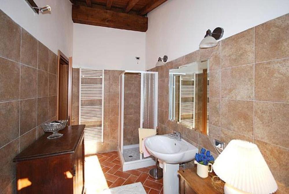 une salle de bain avec un lavabo et des toilettes dans l'établissement Villa Paola, à Arezzo