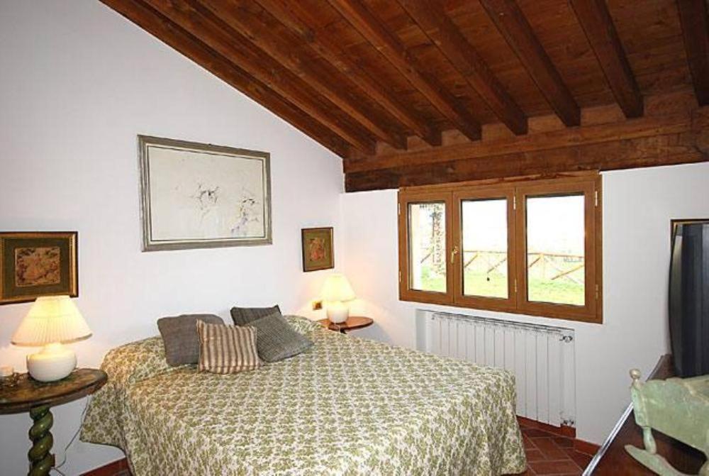 une chambre avec un lit et une fenêtre dans l'établissement Villa Paola, à Arezzo 34 autres photos