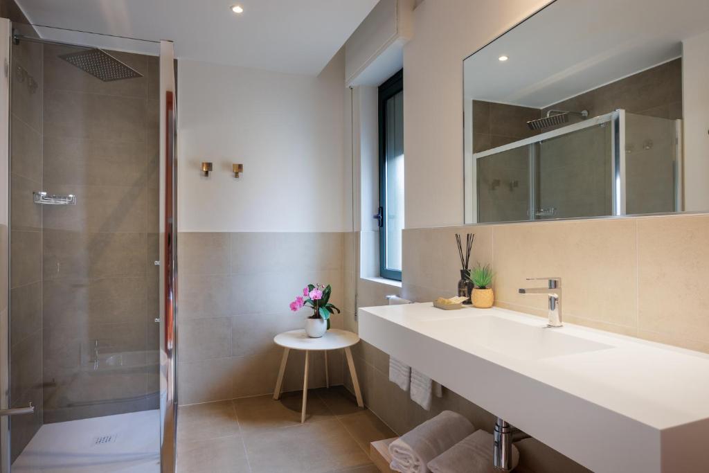 une salle de bain avec un lavabo et une douche dans l'établissement Hotel Jalisco, à Lido di Jesolo