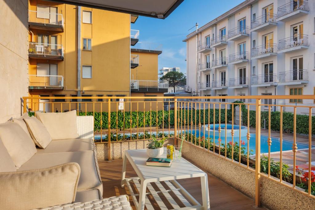Il dispose d'un balcon meublé et d'une piscine. dans l'établissement Hotel Jalisco, à Lido di Jesolo