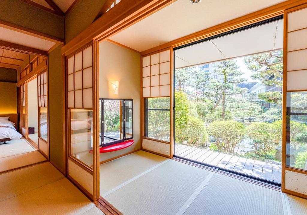 Cette chambre japonaise dispose d'une grande fenêtre. dans l'établissement Haiya, à Awara 37 autres photos